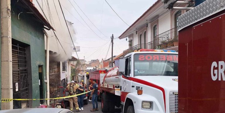 Sujeto incendia bodega de juguetes y es detenido por comerciantes, en el Centro de Uruapan
