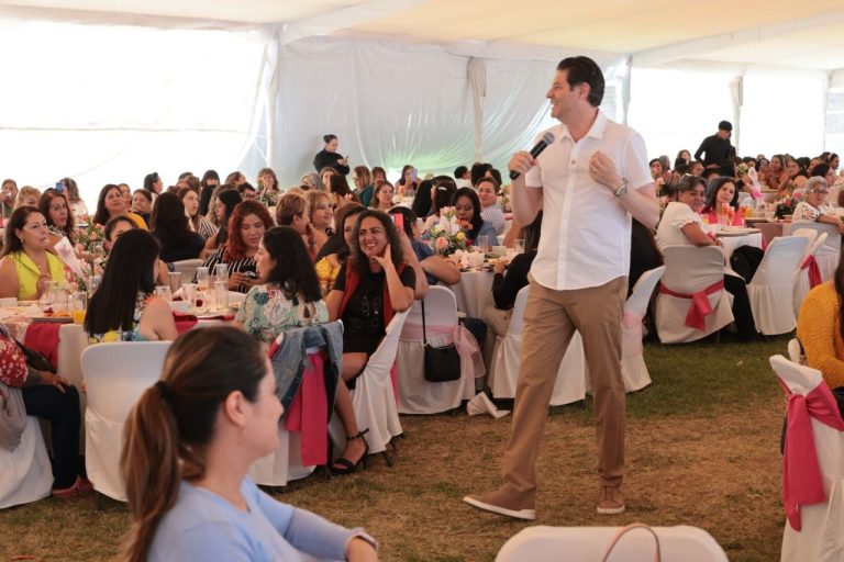 Reconoce alcalde a madres trabajadoras del ayuntamiento como núcleo familiar