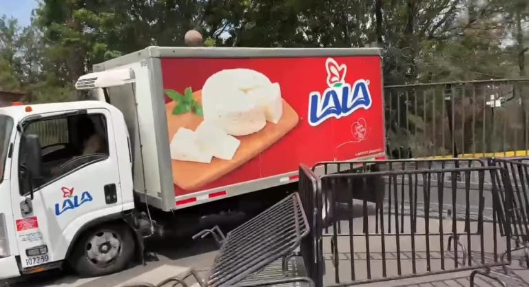 Gobernador dice que hay diálogo con habitantes de Arantepacua, éstos derriban reja