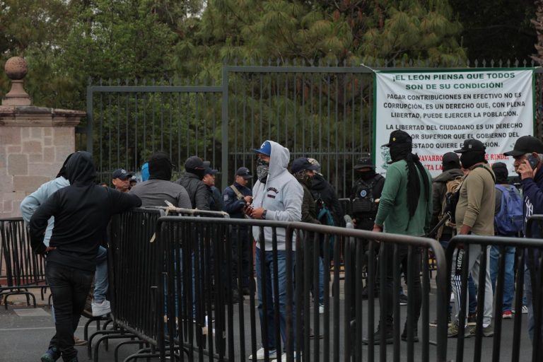 Comuneros de Arantepacua usan camión repartidor como ariete y derriban portón de Casa Michoacán