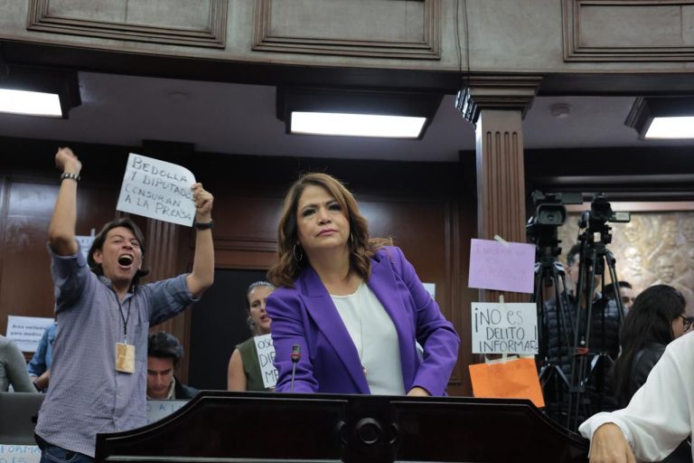 Reformas del Código Penal encienden alerta: periodistas protestan dentro del Congreso de Michoacán