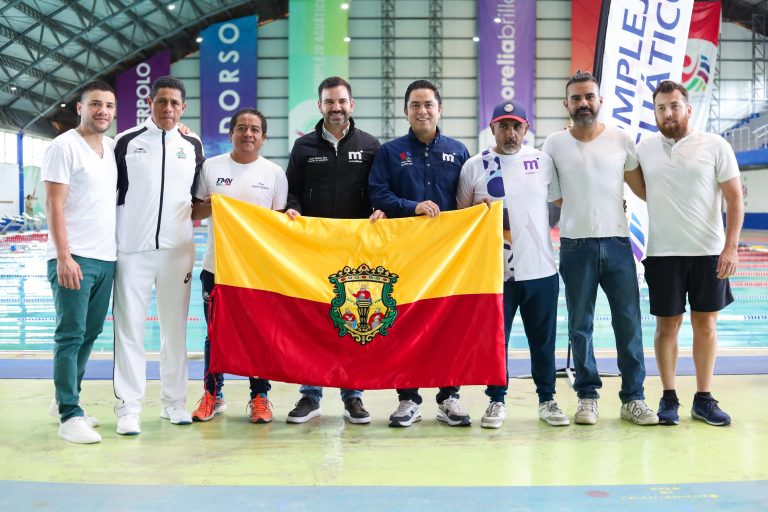 Abanderan a la Selección de natación convencional y discapacidad del IMCUFIDE