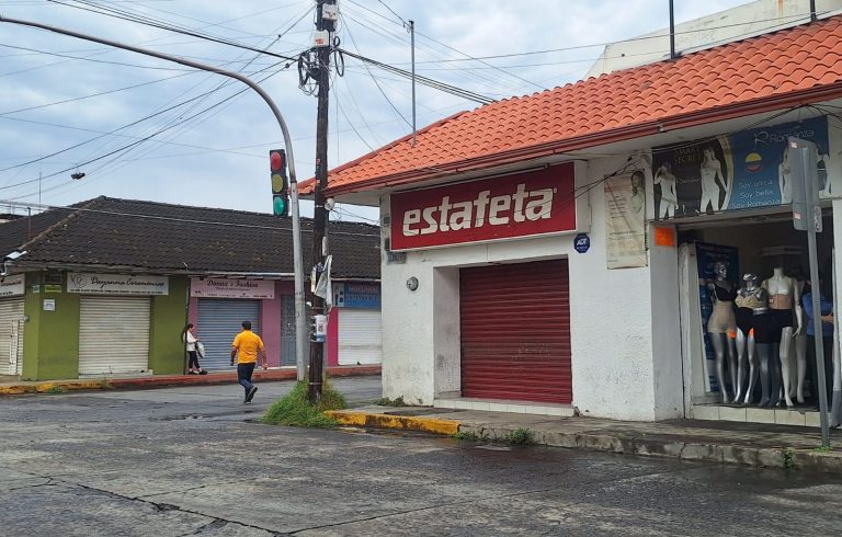 Otra vez, rateros le pegan a empresa de paquetería en Uruapan