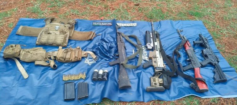 Aseguran armamento de alto poder y vehículos robados tras operativo, en Uruapan
