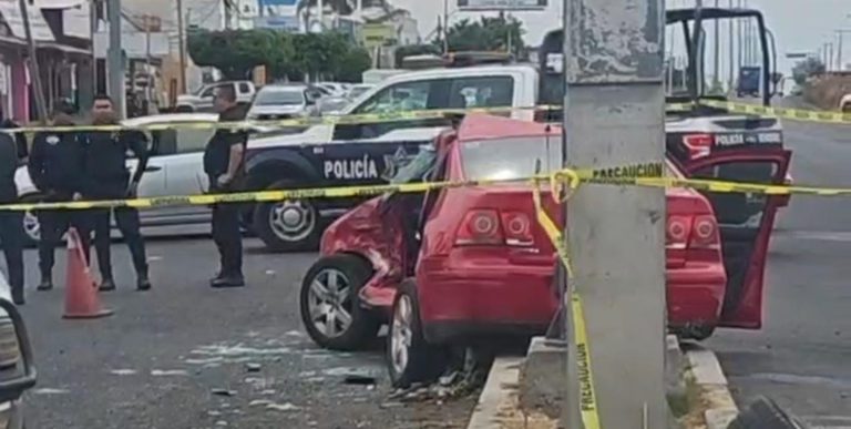 Tráiler embiste auto particular; hay una mujer muerta y un lesionado en La Piedad