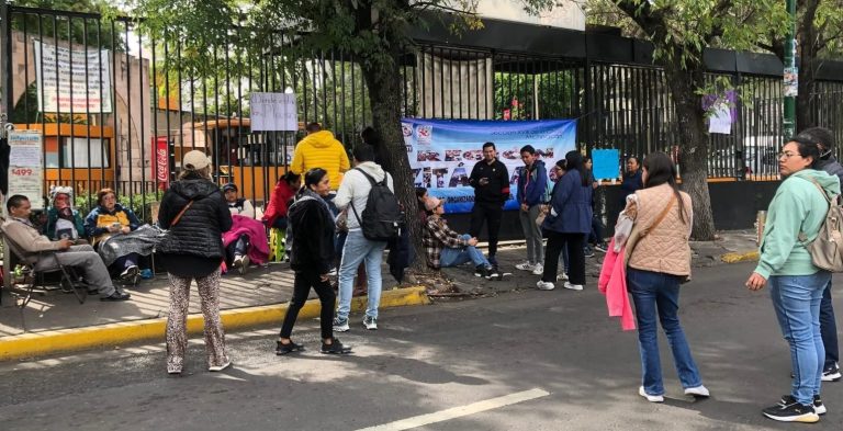 Mantiene CNTE bloqueo a Secretaria de Finanzas; presionan para tener reunión con autoridades