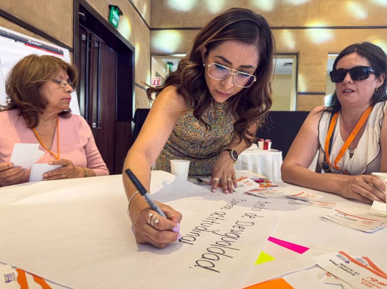 Participa Grecia Aguilar en Simposio Nacional de Mujeres con Poder