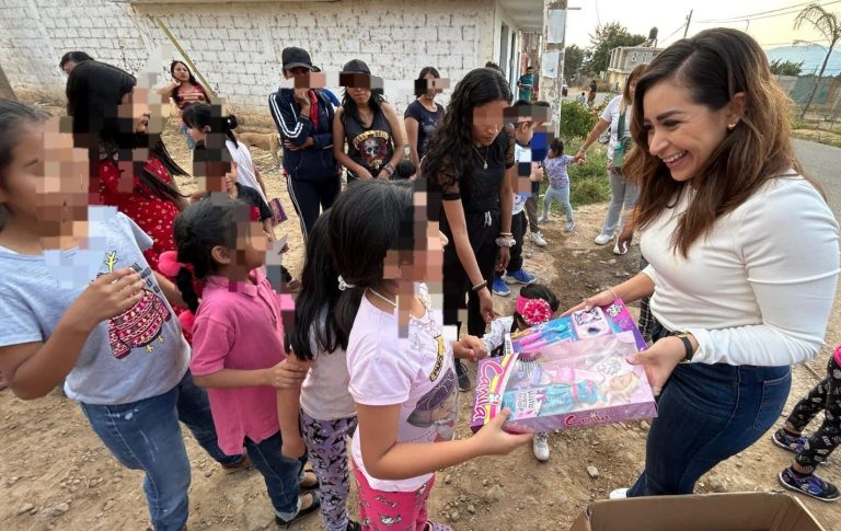 Realiza Grecia Aguilar gira por Zitácuaro para convivir con y niños y entregar regalos