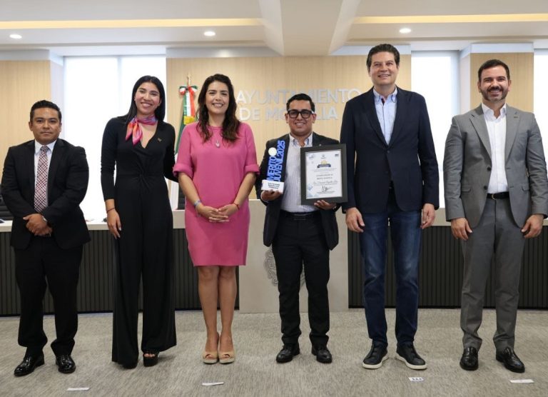 Se realiza la entrega de la Condecoración al Mérito Juvenil 2025