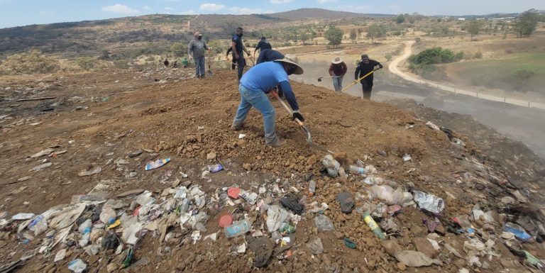 Se mantiene controlado incendio en el basurero de Morelos