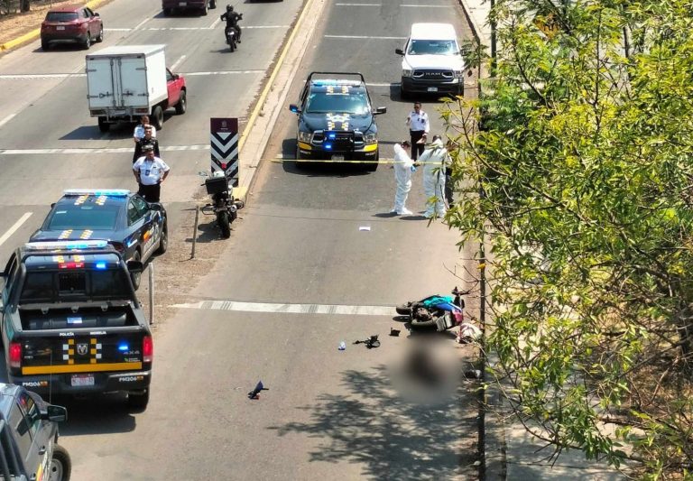 Motociclista muere al chocar contra retaguardia de camión cerca del Estadio Morelos