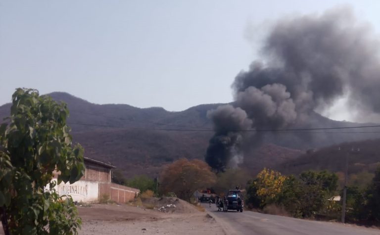 Se registra enfrentamiento armado, bloqueos carreteros y quema de vehículos en Tierra Caliente