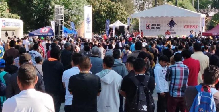 En el día de la Santa Cruz, se reúnen católicos y albañiles para recibir la bendición