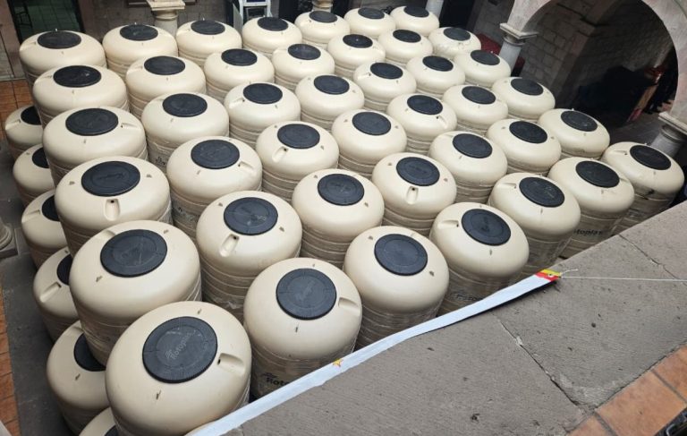 Consolida Tarímbaro programas de apoyo a la vivienda con entrega de impermeabilizante y tinacos subsidiados