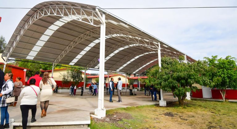 Gobierno de Alfonso Martínez ha entregado 11 techumbres a escuelas y centros comunitarios