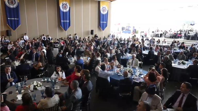 Entregan reconocimientos a profesores por 15, 20, 25, 30, 35 y 40 años de servicio a la UMSNH