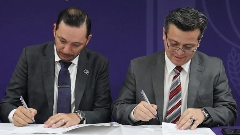 Firman convenio de colaboración Colegio Michoacano de Licenciados en Administración y la UNLA