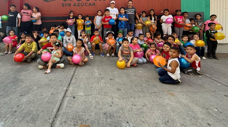 Lleva Adriana Campos Huirache alegría a niños de Jacona