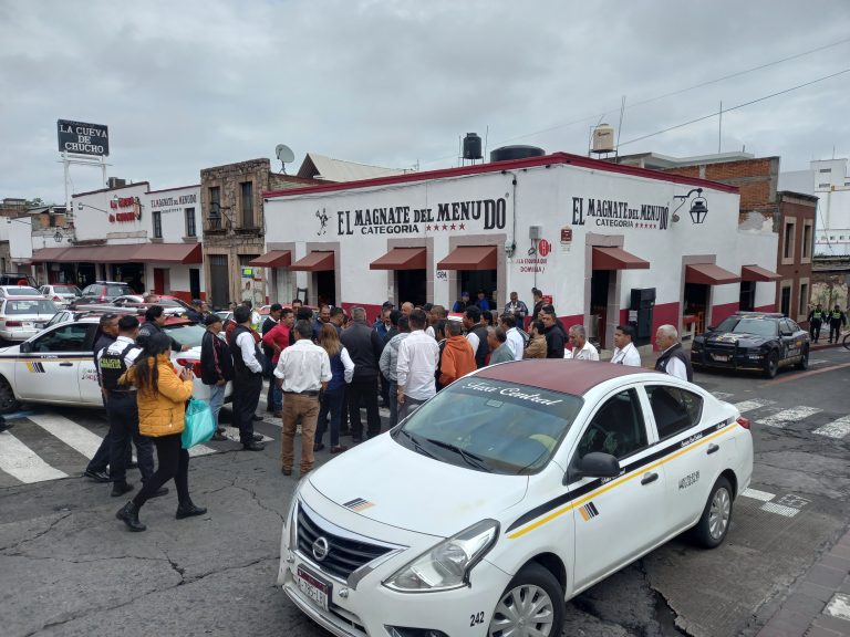 Taxistas se manifestan en contra de la aplicación de multas e infracciones