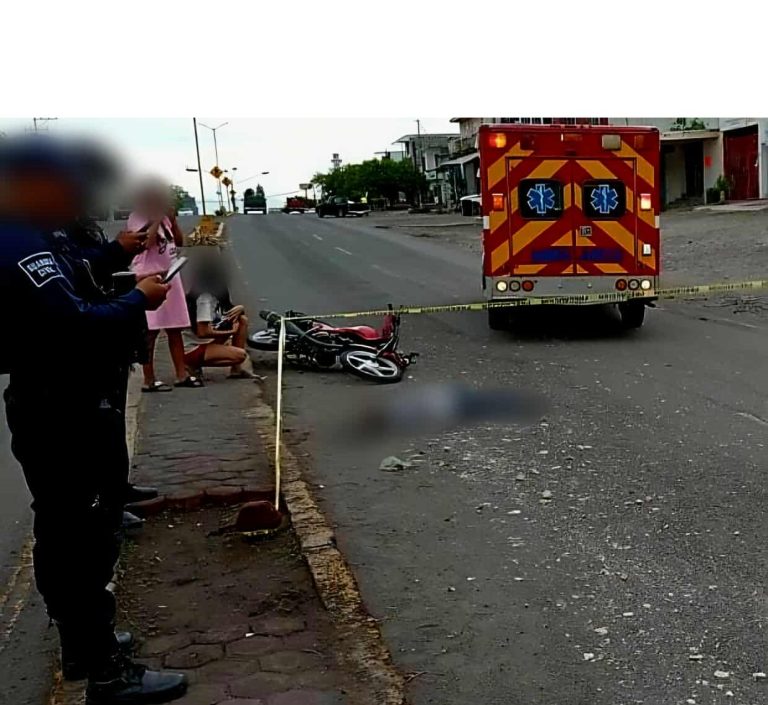 Adulto mayo muere, tras ser atropellado por adolescente motociclista