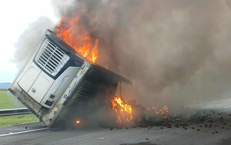Arde remolque de tractocamión en la carretera Morelia-Salamanca