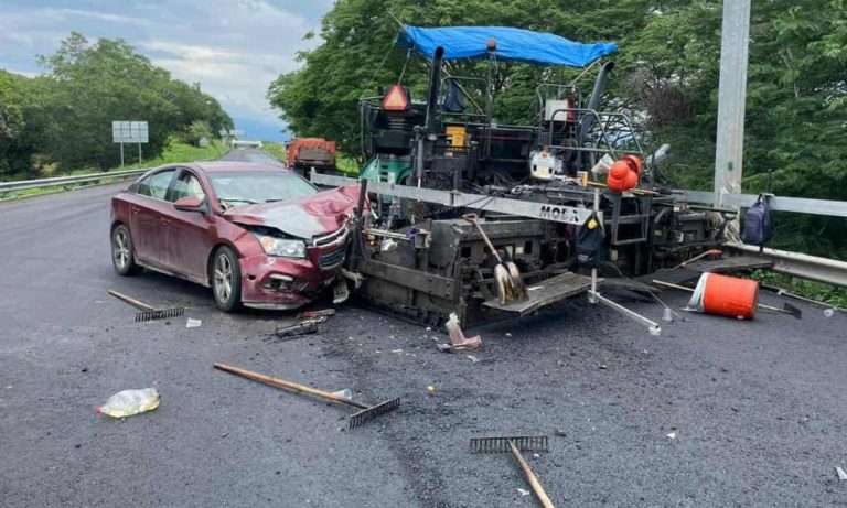 Auto choca contra maquina pavimentadora, en la autopista Siglo XXI