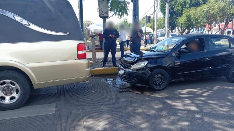 Auto choca contra retaguardia de carroza fúnebre, en el Libramiento Sur de Morelia