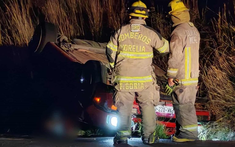 Automovilista muere al volcar sobre la carretera Morelia-Maravatío