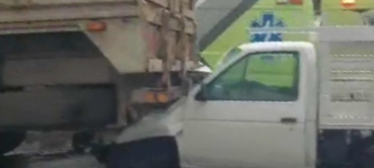 Camioneta choca contra retaguardia de camión descompuesto en el Libramiento Poniente de Morelia
