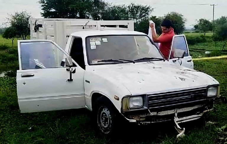Camioneta se precipita a canal de riego, su conductor muere