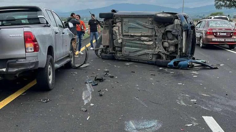 Camioneta y auto protagonizan choque en la México-Guadalajara