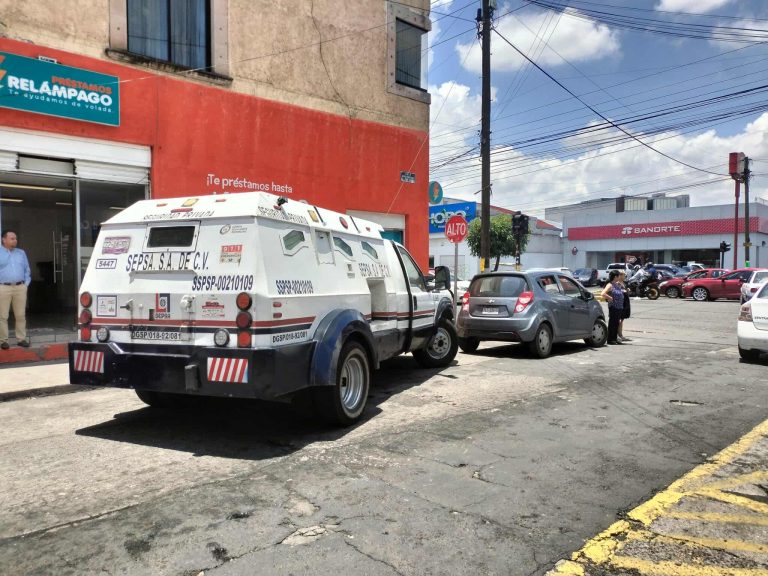Choca vehículo de transporte de valores contra auto en Morelia