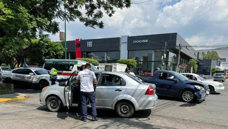 Choque entre dos vehículos deja una mujer herida en la Avenida Madero Poniente, de Morelia