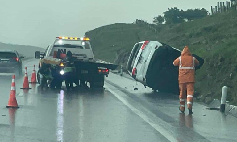 Colaboradores de diputada priísta resultan heridos tras volcadura en Huaniqueo