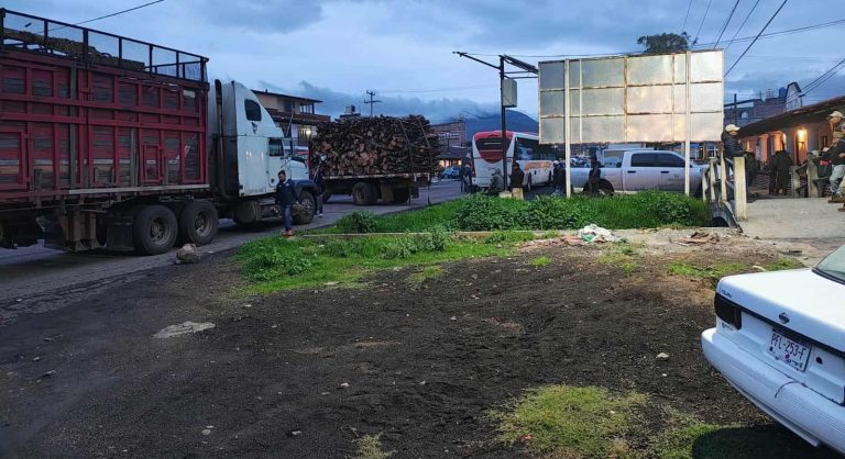 Con bloqueo carretero, comuneros de Santa Fe de la Laguna exigen la liberación de seis leñadores detenidos