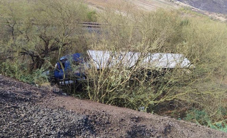 Conductor resulta herido tras volcadura de tráiler en la Autopista Siglo XXI