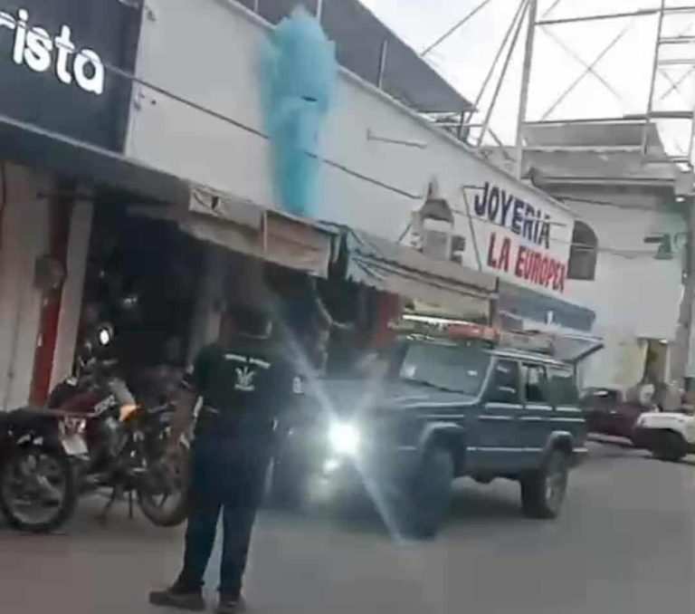 Controlan conato de incendio frente a joyería en el centro de Apatzingán