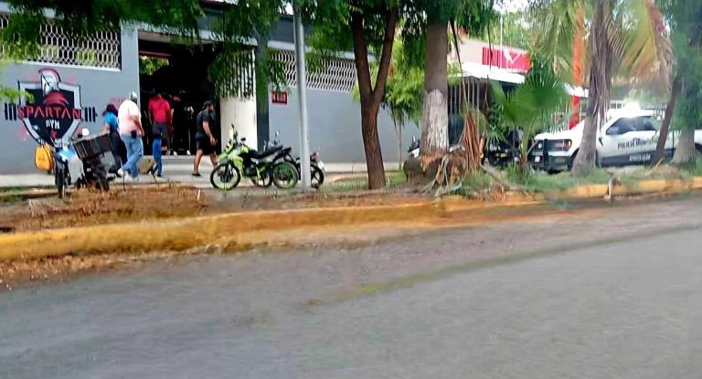 De diez balazos privan de la vida a mujer trans, en un gimnasio de Apatzingán