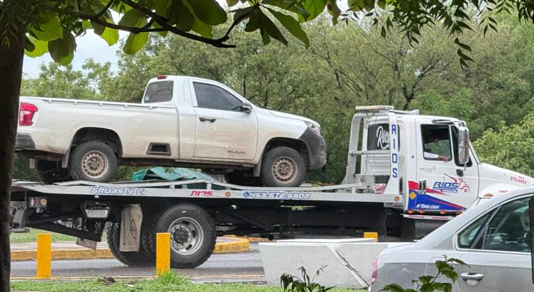 Detienen a dos sujetos y recuperan camioneta robada en Apatzingán