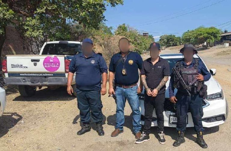 Detienen a exautodefensa en Tepalcatepec por conducir auto robado con violencia