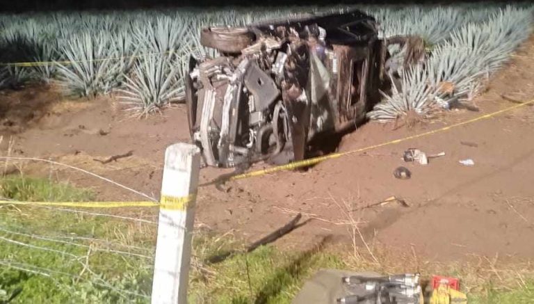 Dos muertos y dos mujeres heridas dejan volcadura en la Autopista de Occidente