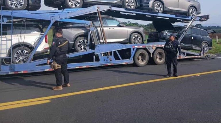 Empistolados intentan robar dos vehículos de un tráiler nodriza en la carretera Pátzcuaro-Cuitzeo