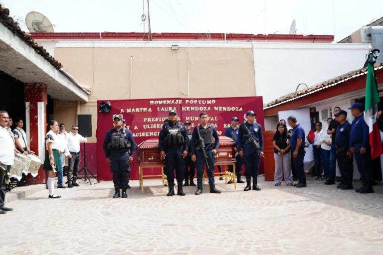 Entre lágrimas, silencio y miedo, el adiós a la alcaldesa de Tepalcatepec