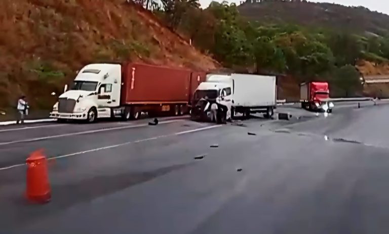 Se registra choque por alcance entre tráileres en la Siglo XXI