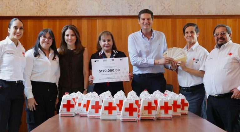 Entrega alcalde alcancías y donativo adicional a la Cruz Roja 