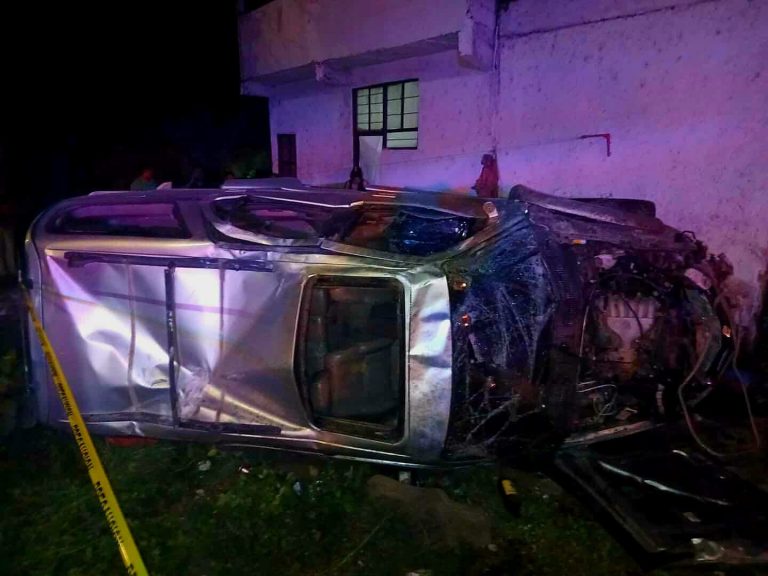 Volcadura de camioneta deja 2 adultos y un bebé muertos en Zitácuaro; 4 niñas resultaron heridas 
