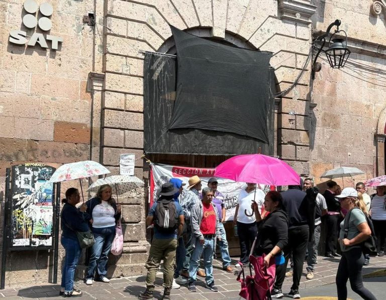 Llegan centistas a bloquear el SAT