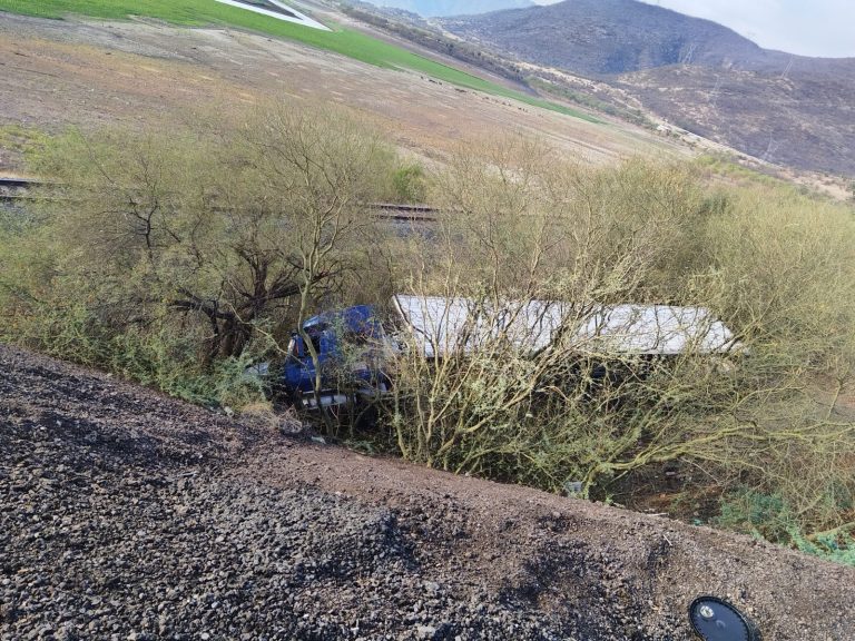 Conductor resulta herido tras volcadura de tráiler en la Autopista Siglo XXI