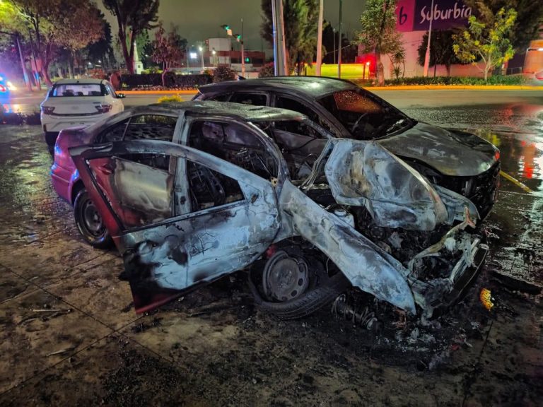 Auto arde en llamas tras chocar contra vehículos de una agencia Hyundai, al sur de Morelia