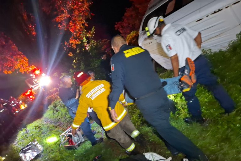 Se registra volcadura vehicular en la Morelia-Quiroga; hay 5 heridos leves 